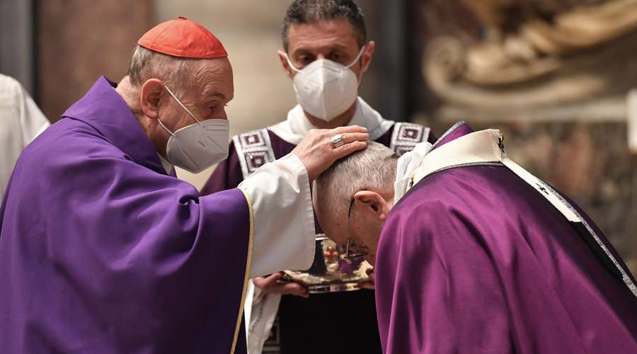 Papa Francisco recebe a imposição das cinzas. Foto: Vatican Media