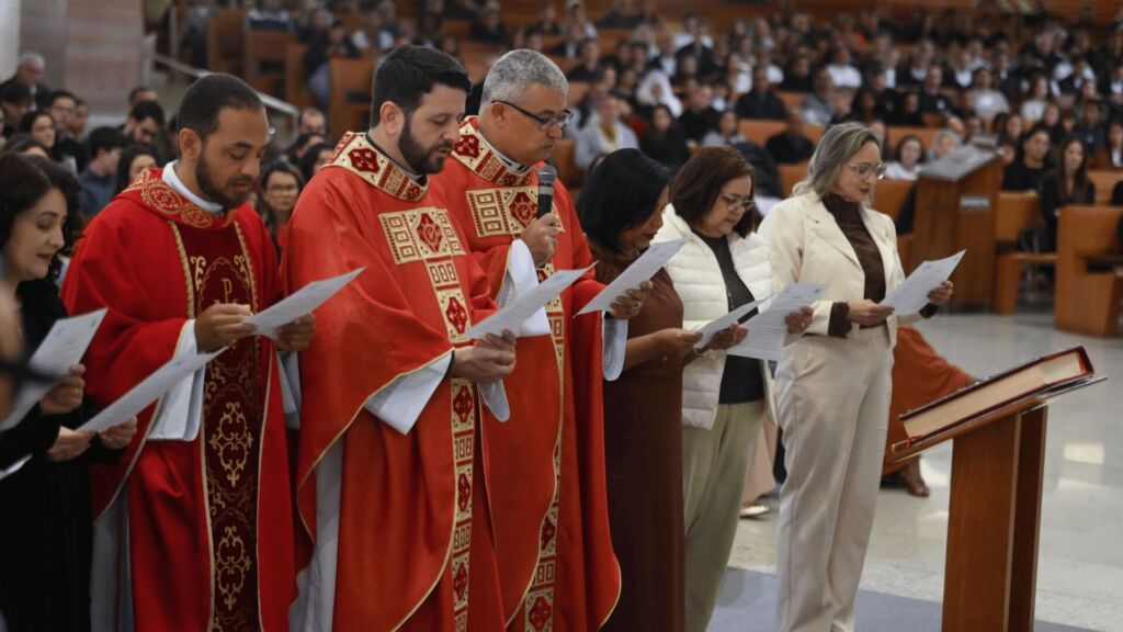 Eleitos para o governo geral leem o juramento de fidelidade / Foto: Daniel Xavier